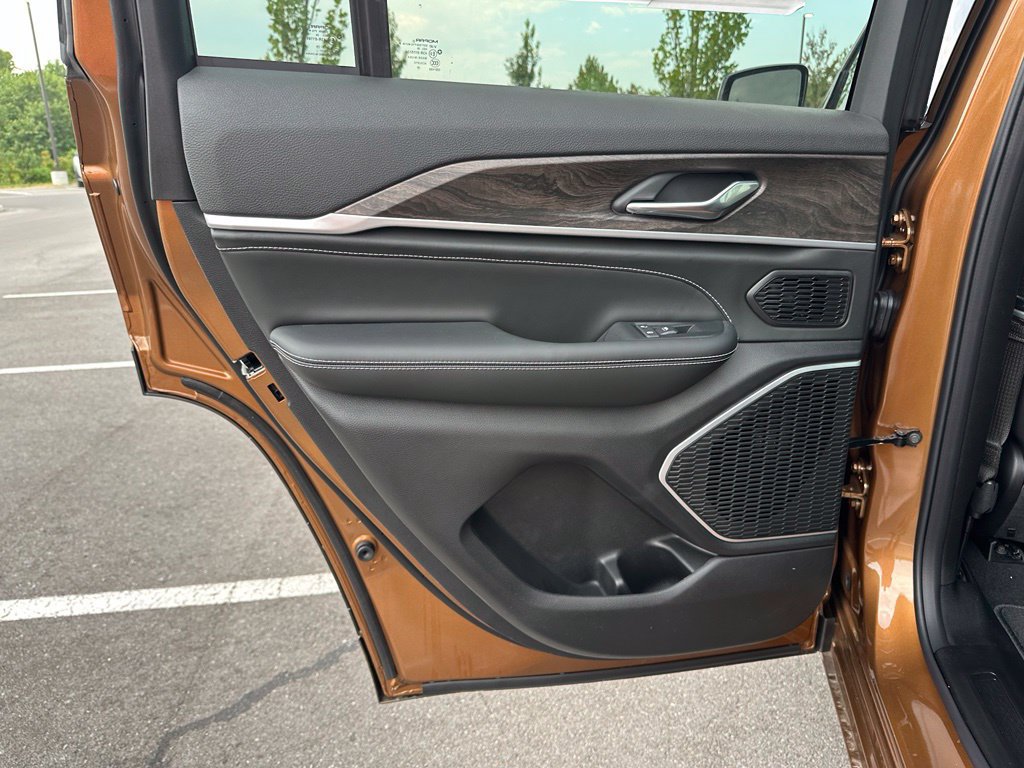 New 2027 Jeep Grand Cherokee Limited AWD/4WD image 15