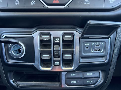 Used 2022 Jeep Wrangler Unlimited Sahara w/ Dual Top Group image 7