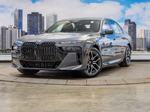 Used 2026 BMW 750e xDrive image 2