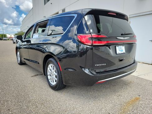 Used 2023 Chrysler Pacifica Touring-L FWD image 4