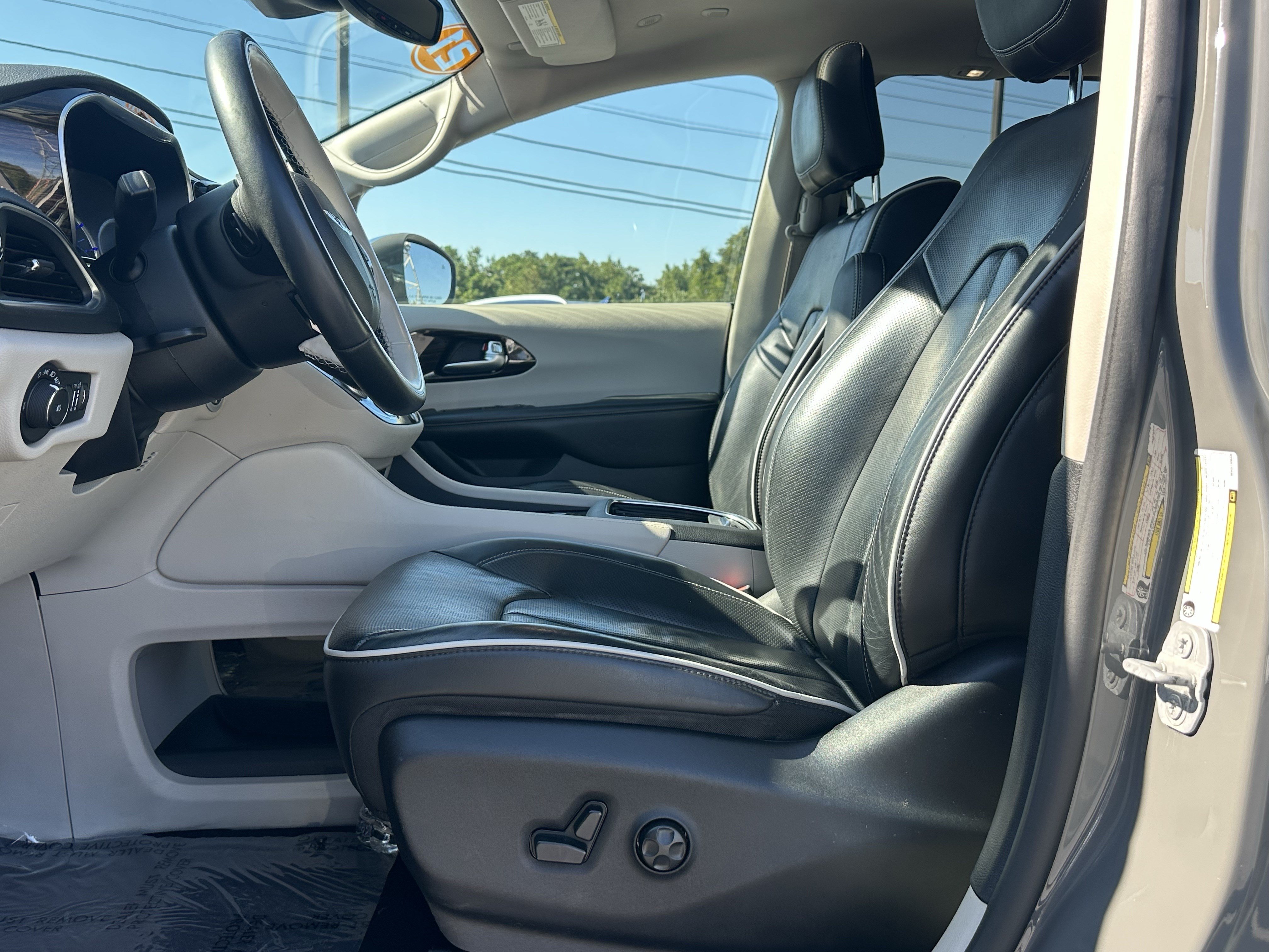 Used 2021 Chrysler Pacifica Limited w/ Uconnect Theater Family Group FWD image 9