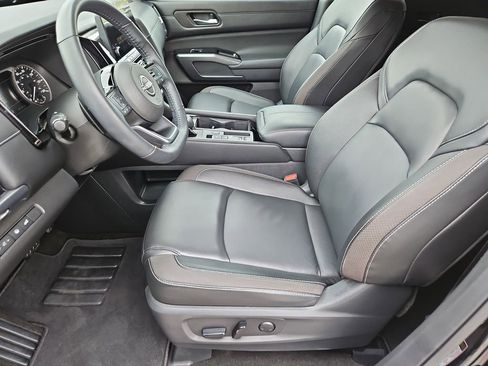 Used 2024 Nissan Pathfinder SL FWD image 13