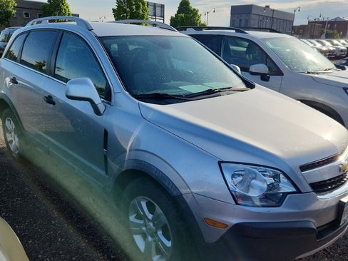 Used 2014 Chevrolet Captiva Sport LS FWD image 2