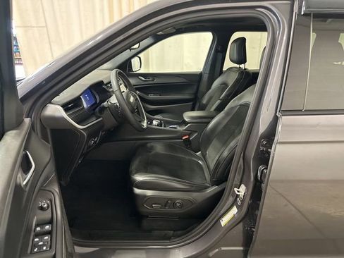 Used 2024 Jeep Grand Cherokee L Altitude image 7