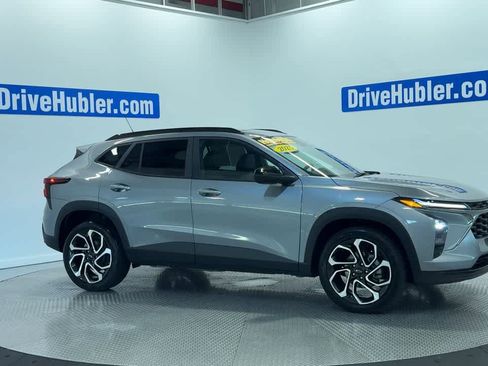 Used 2025 Chevrolet Trax RS w/ Sunroof Package FWD image 4