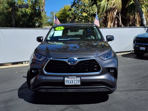 Certified 2024 Toyota Highlander Limited AWD/4WD image 2