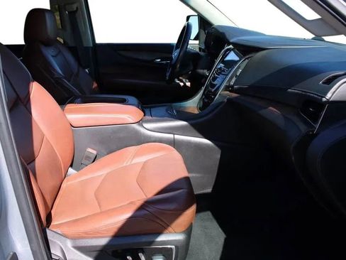 Used 2018 Cadillac Escalade Premium Luxury AWD/4WD image 16