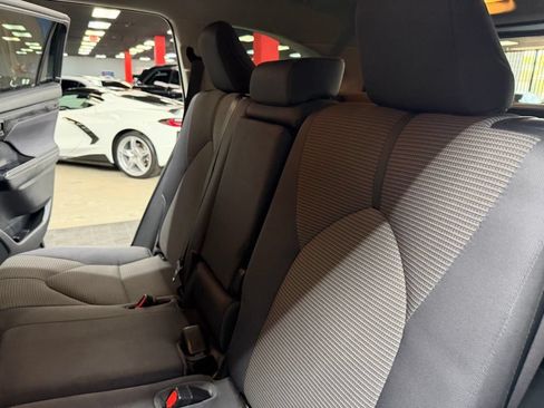 Used 2020 Toyota Highlander LE FWD image 39