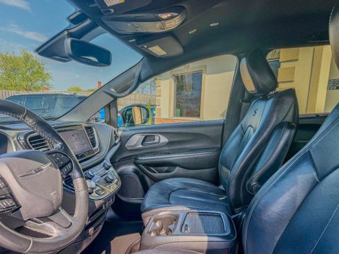 Used 2021 Chrysler Pacifica Touring-L w/ Premium & Safety Sphere Group image 5