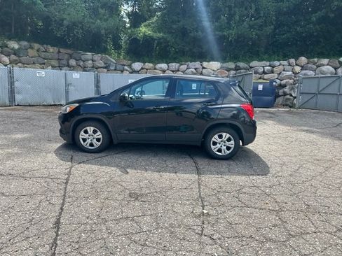 Used 2017 Chevrolet Trax LS FWD image 2