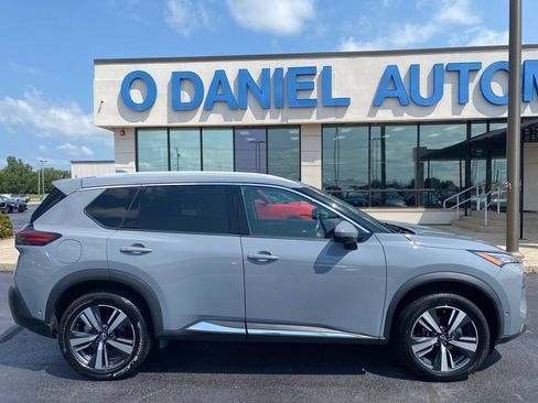 Used 2023 Nissan Rogue SL w/ SL Premium Package FWD image 2