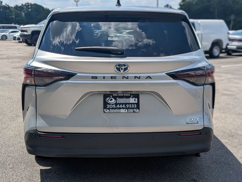 Used 2023 Toyota Sienna XLE FWD image 8