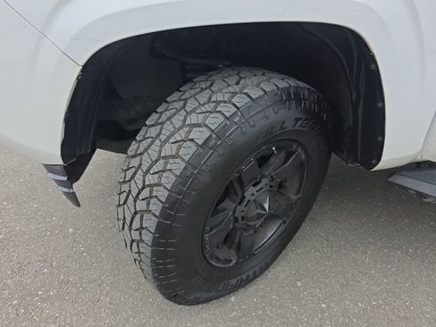 Used 2016 Toyota Tacoma SR5 w/ Towing Package image 43