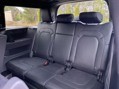 Used 2023 Land Rover Defender 130 X-Dynamic SE image 9