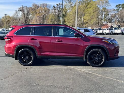 Used 2019 Toyota Highlander SE image 4