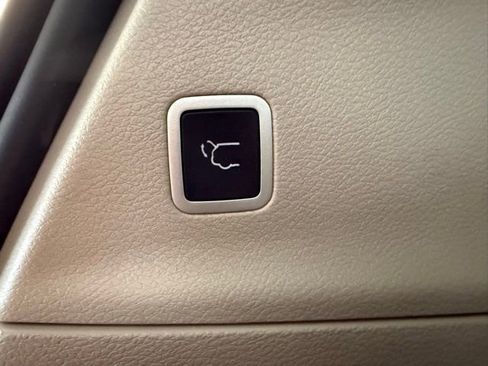 Used 2023 Chrysler Pacifica Touring-L image 26