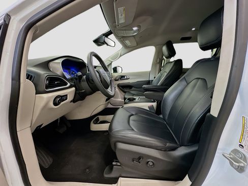 Used 2024 Chrysler Pacifica Touring-L image 13