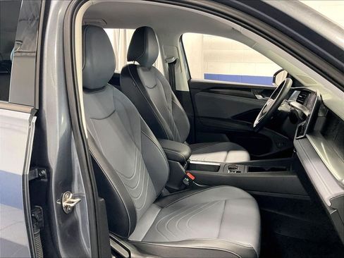 Used 2025 Volkswagen Tiguan SE AWD/4WD image 11