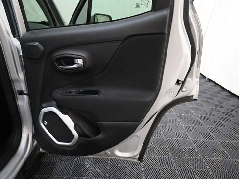 Used 2018 Jeep Renegade Latitude FWD image 24