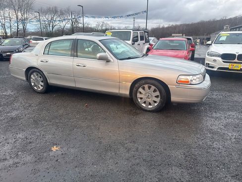 Used 2005 Lincoln Town Car Signature Limited image 10