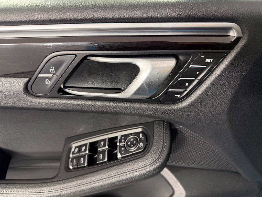 Certified 2021 Porsche Macan S AWD/4WD image 18