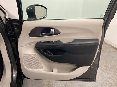 Used 2020 Chrysler Pacifica Touring-L FWD image 24