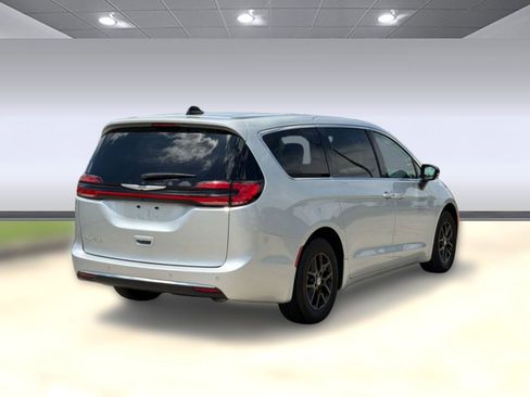 Used 2024 Chrysler Pacifica Touring-L FWD image 9