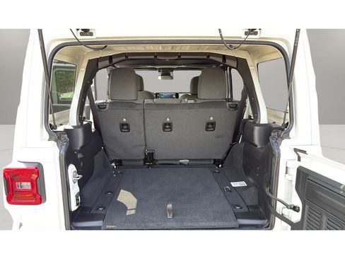 Used 2026 Jeep Wrangler Unlimited Sahara AWD/4WD image 25