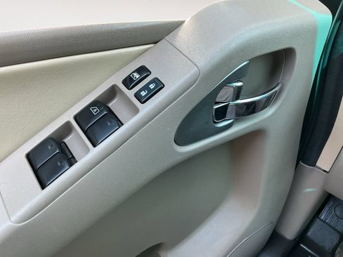 Used 2013 Nissan Frontier SL w/ Moonroof Pkg AWD/4WD image 10