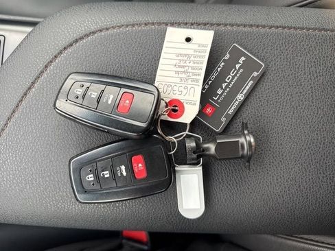 Used 2018 Toyota Camry XLE FWD image 32