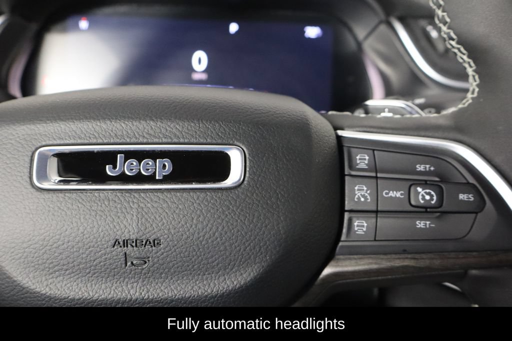 Used 2025 Jeep Grand Cherokee Limited AWD/4WD image 10