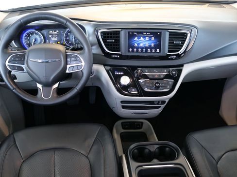 Used 2020 Chrysler Pacifica Touring-L image 19