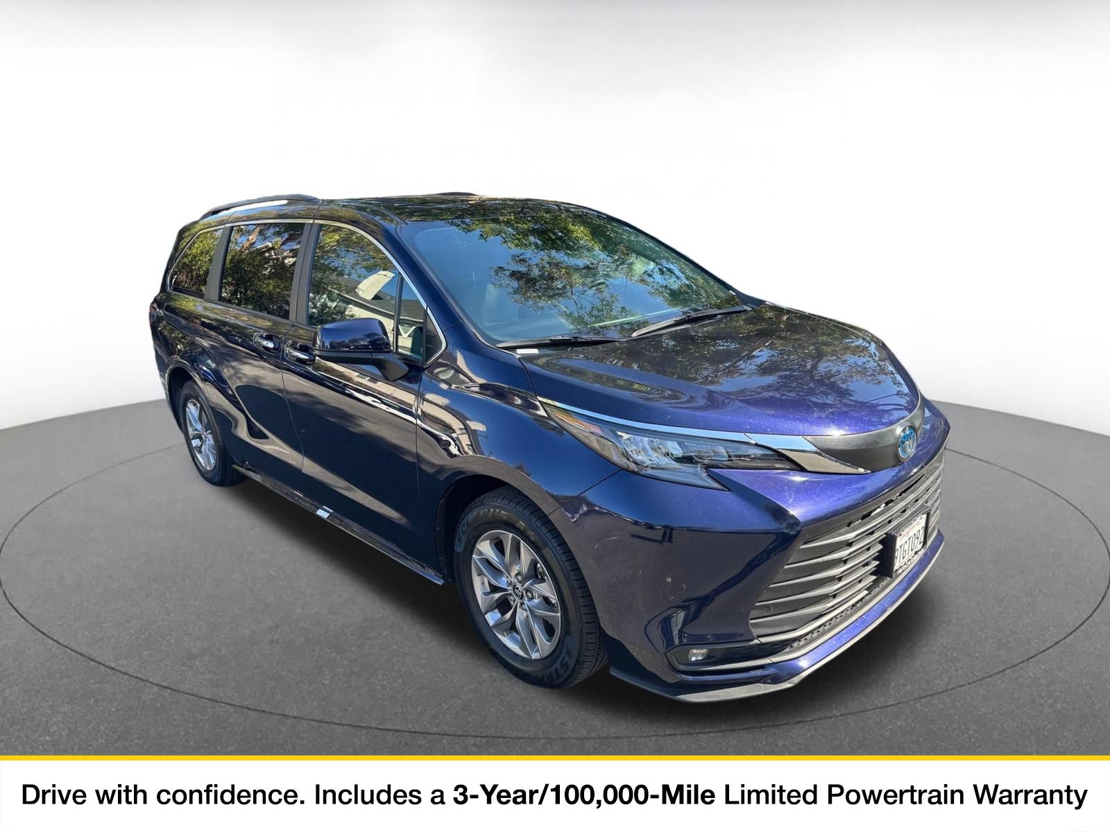 Used 2025 Toyota Sienna XLE FWD image 1