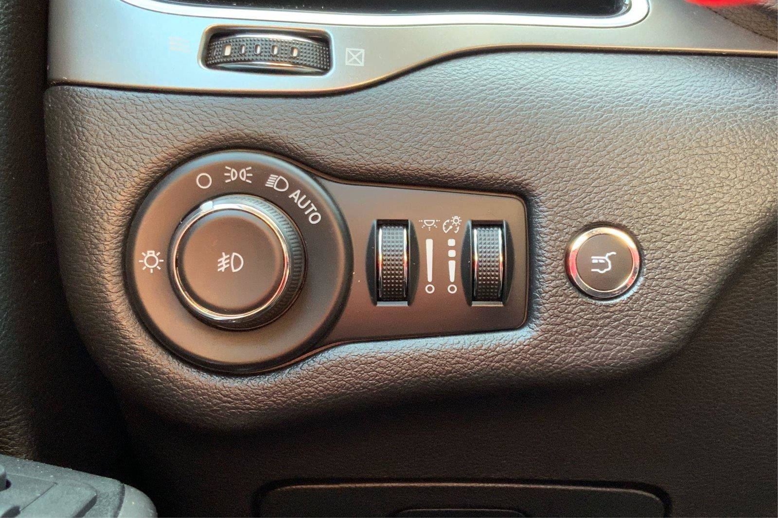 Used 2019 Jeep Cherokee Limited AWD/4WD image 16