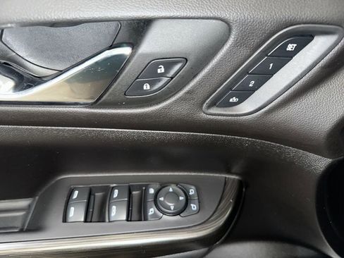 Certified 2023 GMC Acadia SLT w/ Preferred Package image 6