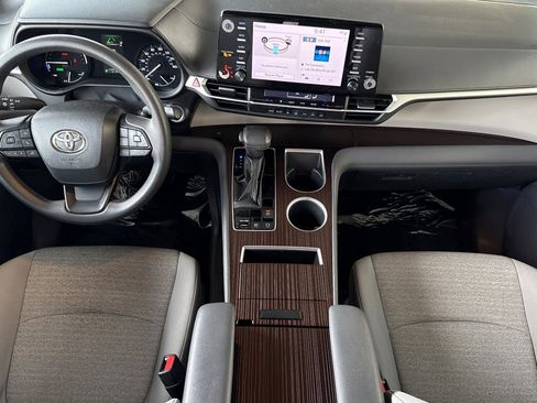 Certified 2023 Toyota Sienna LE image 16