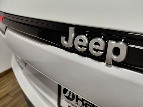 Certified 2025 Jeep Grand Cherokee Laredo X image 22