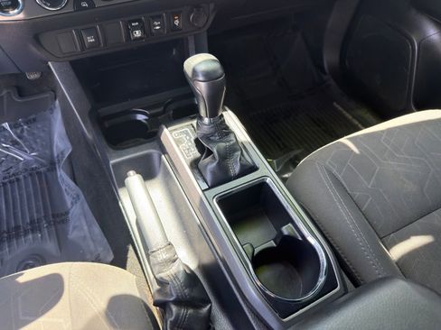 Used 2018 Toyota Tacoma TRD Off-Road AWD/4WD image 22