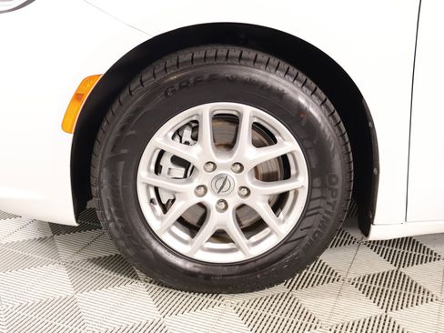 Used 2023 Chrysler Pacifica Touring-L FWD image 18