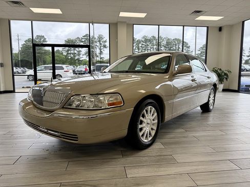 Used 2006 Lincoln Town Car Signature RWD image 3