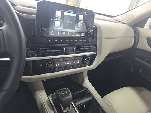 Used 2025 Nissan Pathfinder SL w/ SL Premium Package AWD/4WD image 5