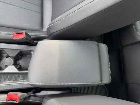 Used 2024 Volkswagen Tiguan SE image 36