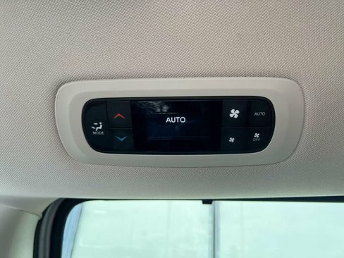Used 2024 Chrysler Pacifica Touring-L FWD image 20