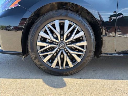 Used 2025 Nissan Altima 2.5 SV FWD image 11