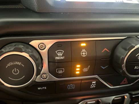 Used 2022 Jeep Wrangler Unlimited Sahara AWD/4WD image 21