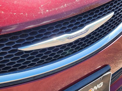 Used 2017 Chrysler Pacifica Touring w/ Tire & Wheel Group FWD image 15