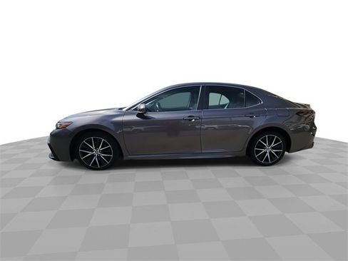 Used 2022 Toyota Camry SE image 5