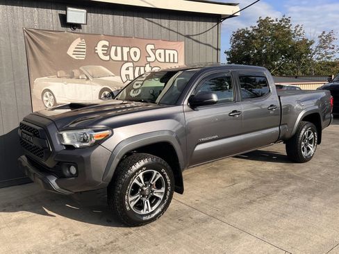 Used 2017 Toyota Tacoma TRD Off-Road image 4