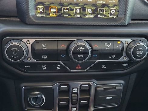 Used 2023 Jeep Gladiator Mojave AWD/4WD image 15