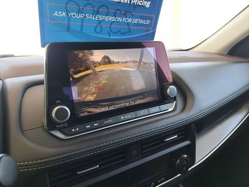 Used 2023 Nissan Rogue SV image 11